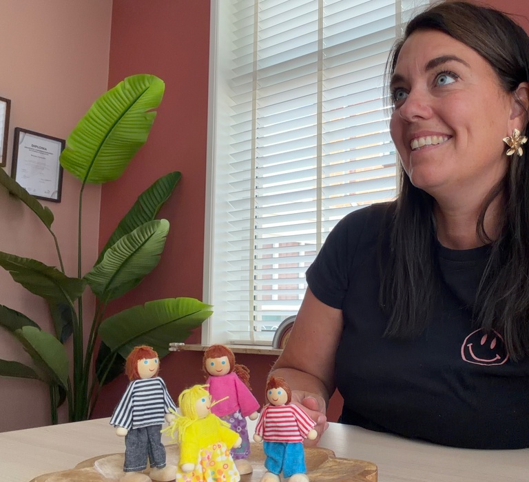 Holistische kindertherapie met poppetjes bij Natuurlijk Jezelf in Didam, waarbij Brenda kinderen hel